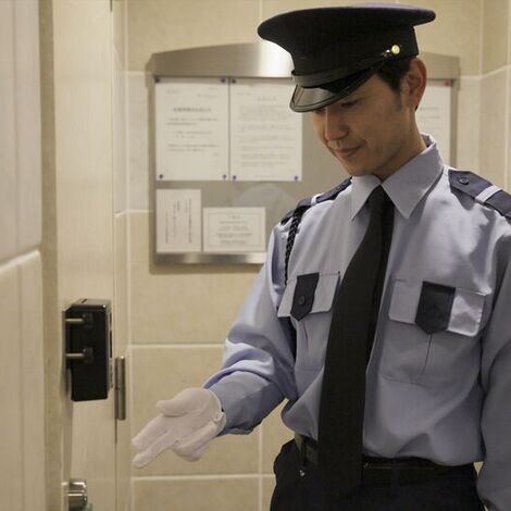 マンション内を巡回する警備員